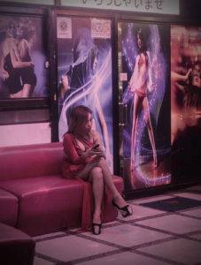 Prostitútka z Manily čaká na zákazníka